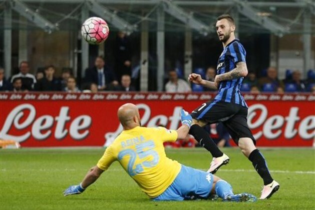 Inter Milan's Marcelo Brozovic, right, scores a goal during the Serie A soccer match between Inter Milan and Napoli at the San Siro stadium in Milan, Italy, Saturday, April 16, 2016. (AP Photo/Antonio Calanni)