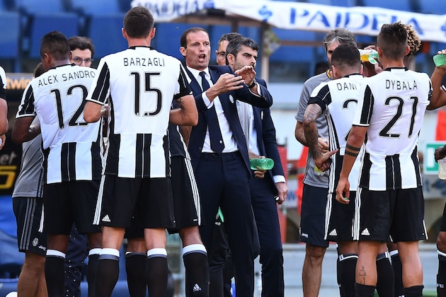 Juventus' Italian coach Massimiliano Allegri(C) gestures during the Serie A football match Lazio versus Juventus at the Olympic stadium in Rome on August 27, 2016. / AFP / VINCENZO PINTO        (Photo credit should read VINCENZO PINTO/AFP/Getty Images)