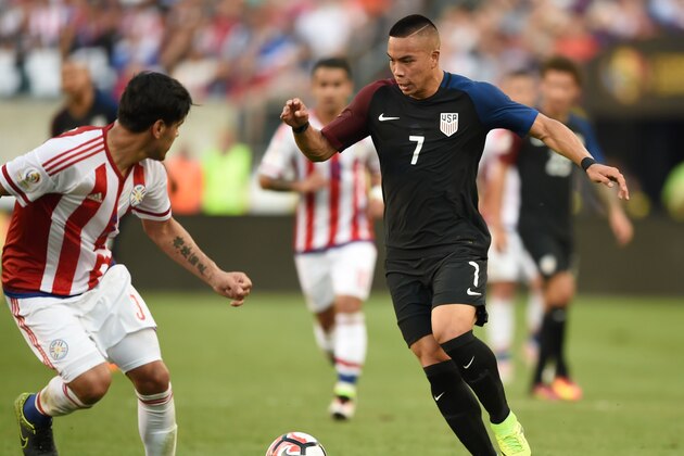 USA's Bobby Wood (R) is marked by Paraguay's Gustavo Raul Gomez during their Copa America Centenario football tournament match in Philadelphia, Pennsylvania, United States, on June 11, 2016.  / AFP / DON EMMERT        (Photo credit should read DON EMMERT/AFP/Getty Images)