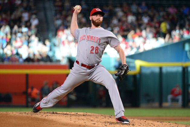 PHOENIX, AZ - AUGUST 27:  Anthony DeSclafani #28 of the Cincinnati Reds delivers a pitch in the first inning against the Arizona Diamondbacks at Chase Field on August 27, 2016 in Phoenix, Arizona.  (Photo by Jennifer Stewart/Getty Images)