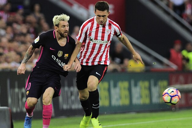 Barcelona's Argentinian forward Lionel Messi (L) vies with Athletic Bilbao's French defender Aymeric Laporte during the Spanish league football match Athletic Club Bilbao vs FC Barcelona at the San Mames stadium in Bilbao on August 28, 2016. / AFP / ANDER GILLENEA        (Photo credit should read ANDER GILLENEA/AFP/Getty Images)