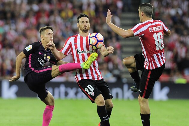 Barcelona's midfielder Denis Suarez (L) vies with Athletic Bilbao's forward Aritz Aduriz (C) and midfielder Oscar de Marcos during the Spanish league football match Athletic Club Bilbao vs FC Barcelona at the San Mames stadium in Bilbao on August 28, 2016. / AFP / ANDER GILLENEA        (Photo credit should read ANDER GILLENEA/AFP/Getty Images)