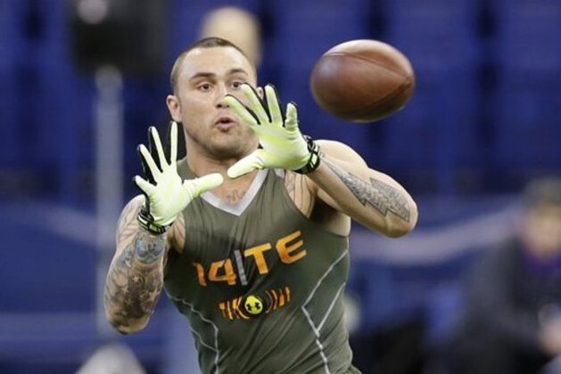 Oregon tight end Colt Lyerla runs a drill at the NFL football scouting combine in Indianapolis, Saturday, Feb. 22, 2014. (AP Photo/Michael Conroy)