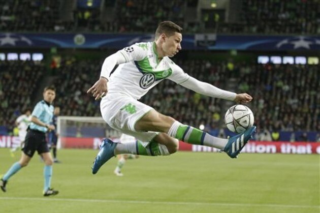 Wolfsburg's Julian Draxler controls a ball during the Champions League first leg quarterfinal soccer match between VfL Wolfsburg and Real Madrid in Wolfsburg, Germany, Wednesday, April 6, 2016. (AP Photo/Michael Sohn)