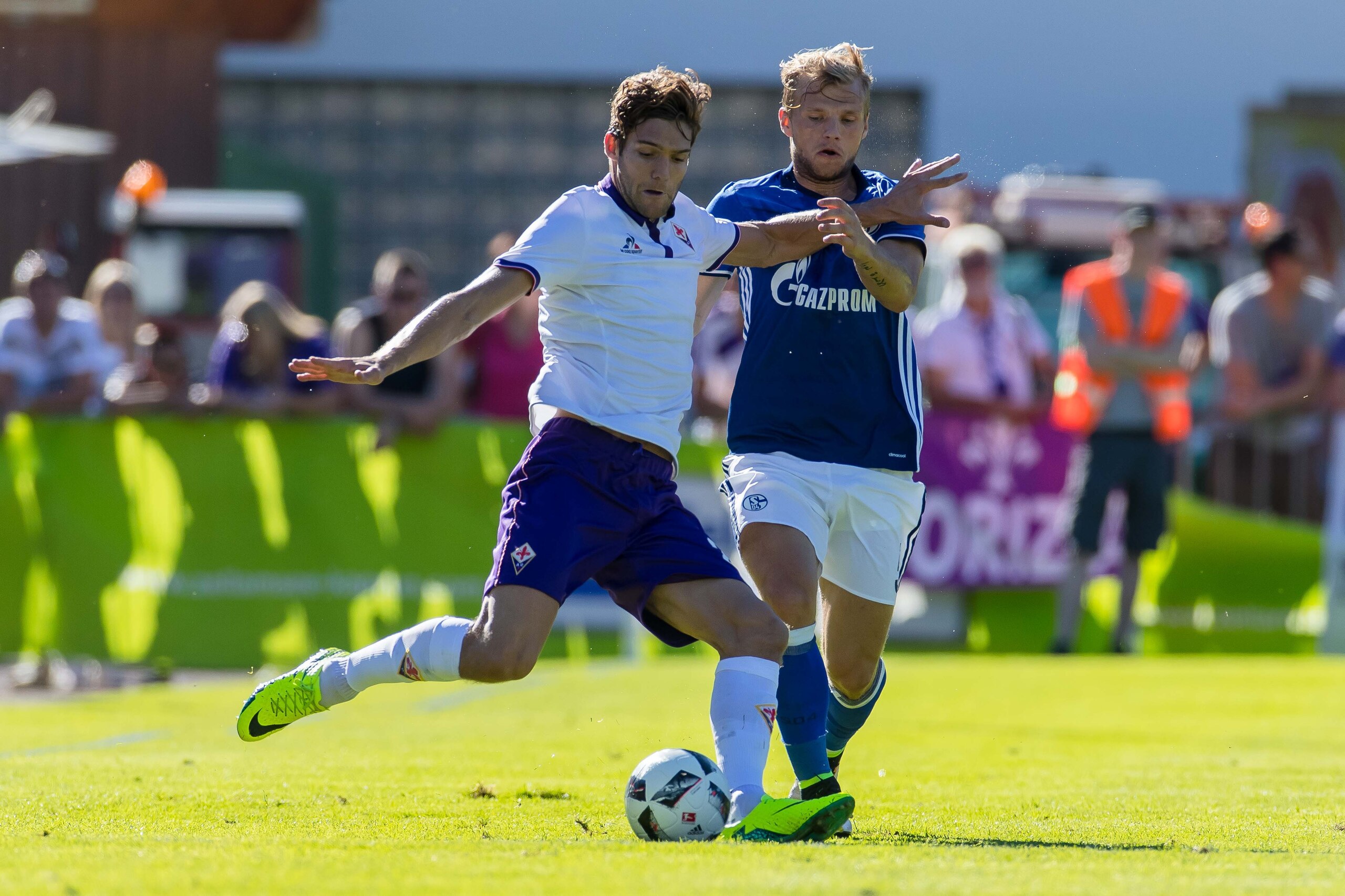 Zell am See, Oesterreich 07.08.2016, Testspiel, FC Schalke 04 - AC Florenz, Marcos Alonso (ACF) gegen Johannes Geis (S04)   (Photo by TF-Images/Getty Images)