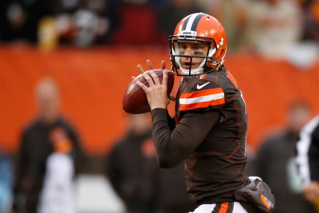 CLEVELAND, OH - JANUARY 3:  Austin Davis #7 of the Cleveland Browns throws a pass during the first quarter against the Pittsburgh Steelers at FirstEnergy Stadium on January 3, 2016 in Cleveland, Ohio.  (Photo by Gregory Shamus/Getty Images)