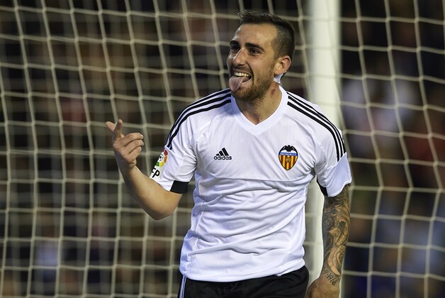 VALENCIA, SPAIN - JANUARY 03:  Paco Alcacer of Valencia celebrates scoring his team's second goal during the La Liga match between Valencia CF and Real Madrid CF at Estadi de Mestalla on January 03, 2016 in Valencia, Spain.  (Photo by Manuel Queimadelos Alonso/Getty Images)