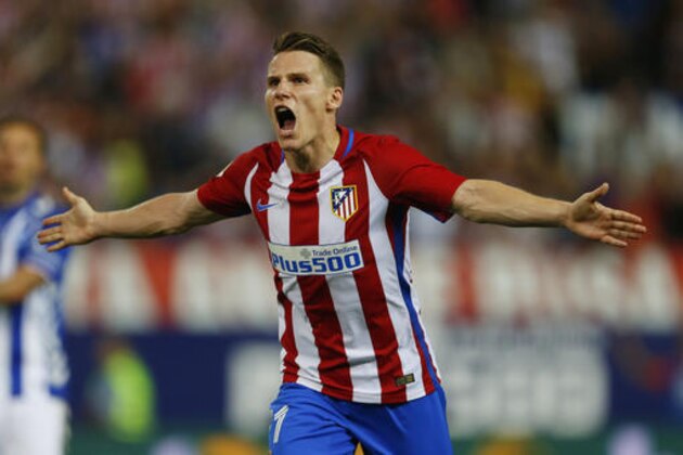 Atletico Madrid's Kevin Gameiro celebrates after scoring the opening goal against Alaves during the Spanish La Liga soccer match between Atletico Madrid and Alaves at the Vicente Calderon stadium in Madrid, Sunday, Aug. 21, 2016. The match ended in a 1-1 draw. (AP Photo/Francisco Seco)