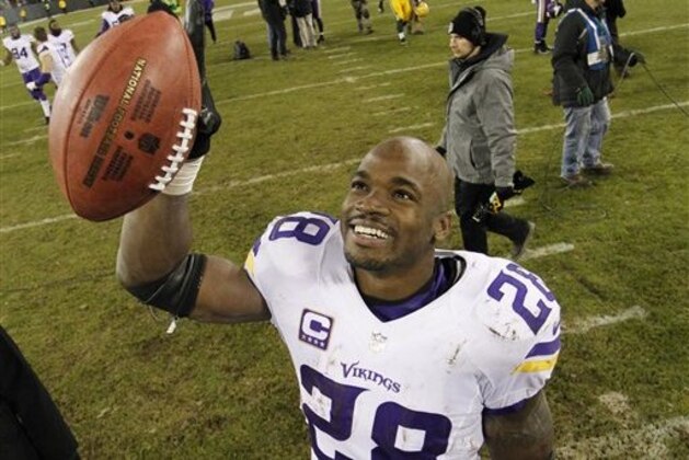 Adrian Peterson, corredor de los Vikings de Minnesota, celebra la victoria sobre los Packers de Green Bay, el domingo 3 de enero de 2016 (AP Foto/Matt Ludtke)