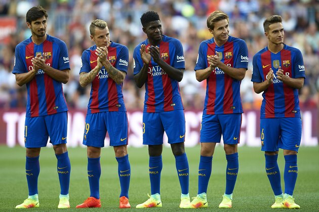 BARCELONA, SPAIN - AUGUST 10:  (L-R) Andre Gomes, Lucas Digne, Samuel Umtiti, Sergi Samper and Denis Suarez of FC Barcelona wave prior to the Joan Gamper trophy match between FC Barcelona and UC Sampdoria at Camp Nou on August 10, 2016 in Barcelona, Spain.  (Photo by Manuel Queimadelos Alonso/Getty Images)