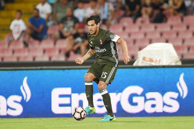 NAPLES, ITALY - AUGUST 27: Gustavo Gomez of AC Milan in action before the Serie A match between SSC Napoli and AC Milan at Stadio San Paolo on August 27, 2016 in Naples, Italy.  (Photo by Francesco Pecoraro/Getty Images)