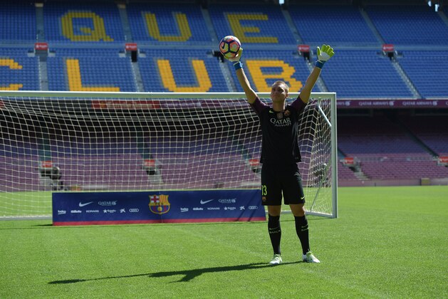 FC Barcelona's Dutch goalkeeper Jasper Cillessen waves on the pitch during his official presentation at the Camp Nou stadium in Barcelona on August 26, 2016, after signing his new contract with the Catalan club.
In a statement on their official website the Catalans confirmed they had signed the 27-year-old on a five-year contract for a fee of 13 million euros (£11.1 million, $14.7 million), rising to a potential 15 million euros. / AFP / LLUIS GENE        (Photo credit should read LLUIS GENE/AFP/Getty Images)