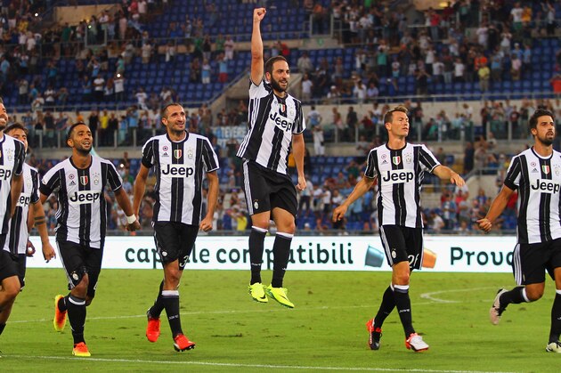 ROME, ITALY - AUGUST 27:  Gonzalo Higuain (C) with his teammates of Juventus FC celebrates the victory after the Serie A match between SS Lazio and Juventus FC at Stadio Olimpico on August 27, 2016 in Rome, Italy.  (Photo by Paolo Bruno/Getty Images)