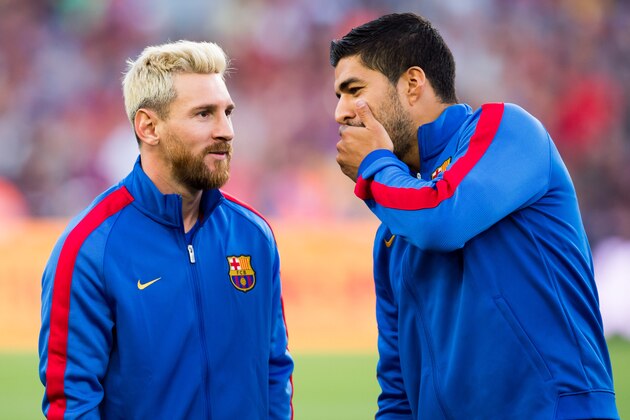 BARCELONA, SPAIN - AUGUST 10: Lionel Messi (L) and Luis Suarez of FC Barcelona speak ahead of the Joan Gamper trophy match between FC Barcelona and UC Sampdoria at Camp Nou on August 10, 2016 in Barcelona, Spain. (Photo by Alex Caparros/Getty Images)