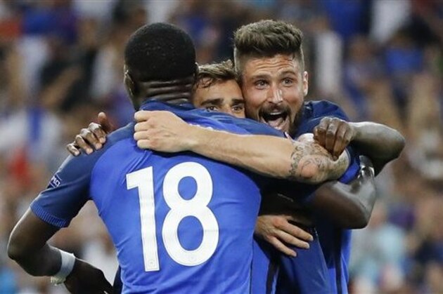 France's Antoine Griezmann, center, celebrates with his teammate Olivier Giroud, right, and Moussa Sissoko after scoring his side's second goal during the Euro 2016 semifinal soccer match between Germany and France, at the Velodrome stadium in Marseille, France, Thursday, July 7, 2016. (AP Photo/Frank Augstein)