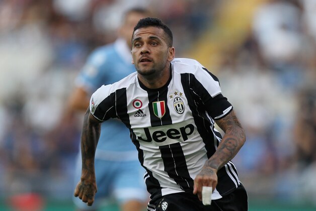 ROME, ITALY - AUGUST 27:  Dani Alves Da Silva of Juventus FC in action during the Serie A match between SS Lazio and Juventus FC at Stadio Olimpico on August 27, 2016 in Rome, Italy.  (Photo by Paolo Bruno/Getty Images)
