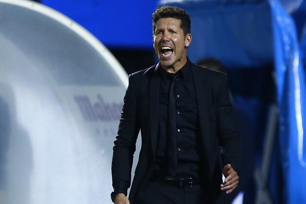 LEGANES, SPAIN - AUGUST 27: Head coach Diego Pablo Simeone of Atletico de Madrid gives instructions during the La Liga match between Club Deportivo Leganes and Club Atletico de Madrid at Estadio Municipal de Butarque on August 27, 2016 in Leganes, Spain. (Photo by Gonzalo Arroyo Moreno/Getty Images)
