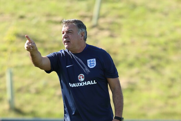 BURTON-UPON-TRENT, ENGLAND - AUGUST 30: England manager Sam Allardyce during the training session during the England training session at St Georges Park on August 30, 2016 in Burton-upon-Trent, England. (Photo by Matthew Ashton - AMA/Getty Images)
