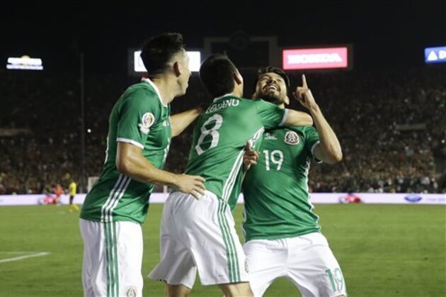 Mexico's Oribe Peralta, right, celebrates his goal with Hirving Lozano, center, and Hector Herrera during the second half of a Copa America Centenario Group C soccer match against Jamaica at the Rose Bowl, Thursday, June 9, 2016, in Pasadena, Calif. (AP Photo/Jae C. Hong)