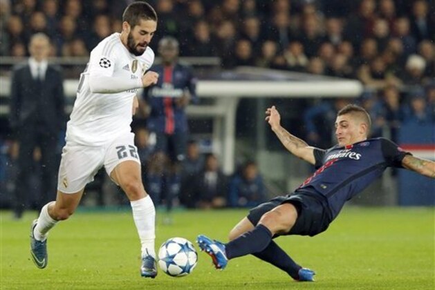 Real Madrid's Isco, right, challenges for the ball with PSG's Marco Verratti during the Champions League group A soccer match between Paris St Germain and Real Madrid at the Parc des Princes stadium in Paris, Wednesday, Oct. 21, 2015. (AP Photo/Michel Euler)