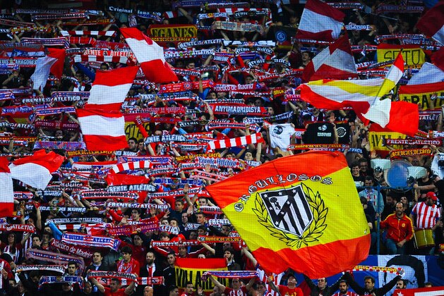MADRID, SPAIN - APRIL 27:  Club Atletico de Madrid fans cheer on their team during the UEFA Champions League semi final first leg match between Club Atletico de Madrid and FC Bayern Muenchen at Vincente Calderon on April 27, 2016 in Madrid, Spain.  (Photo by David Ramos/Getty Images)