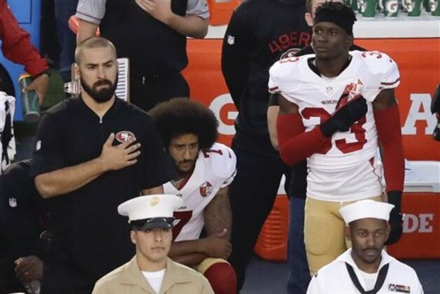 Colin Kaepernick, quarterback de los 49ers de San Francisco, se arrodilla durante la interpretación del Himno Nacional, antes de un partido de pretemporada ante los Chargers de San Diego, el jueves 1 de septiembre de 2016 (AP Foto/Chris Carlson)