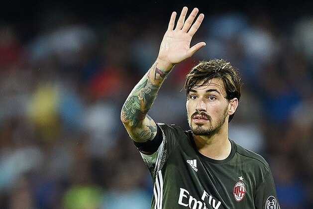 NAPLES, ITALY - AUGUST 27:  Alessio Romagnoli of AC Milan in action before the Serie A match between SSC Napoli and AC Milan at Stadio San Paolo on August 27, 2016 in Naples, Italy.  (Photo by Francesco Pecoraro/Getty Images)