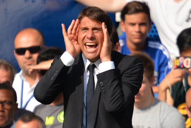 Chelsea's Italian head coach Antonio Conte shouts at his players during the English Premier League football match between Chelsea and Burnley at Stamford Bridge in London on August 27, 2016. / AFP / GLYN KIRK / RESTRICTED TO EDITORIAL USE. No use with unauthorized audio, video, data, fixture lists, club/league logos or 'live' services. Online in-match use limited to 75 images, no video emulation. No use in betting, games or single club/league/player publications.  /         (Photo credit should read GLYN KIRK/AFP/Getty Images)