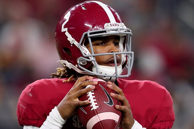 ARLINGTON, TX - SEPTEMBER 03:  Jalen Hurts #2 of the Alabama Crimson Tide looks for an open receiver against the USC Trojans in the third quarter during the AdvoCare Classic at AT&T Stadium on September 3, 2016 in Arlington, Texas.  (Photo by Tom Pennington/Getty Images)