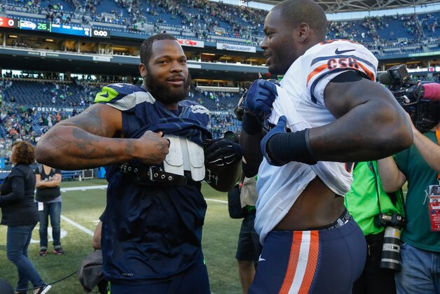 SEATTLE, WA - SEPTEMBER 27:  Defensive end Michael Bennett #72 (L) of the Seattle Seahawks is greeted by his younger brother  Martellus Bennett #83 of the Chicago Bears after the game at CenturyLink Field on September 27, 2015 in Seattle, Washington.  (Photo by Otto Greule Jr/Getty Images)
