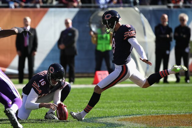 CHICAGO, IL - NOVEMBER 01:  Robbie Gould #9 of the Chicago Bears kicks a 55 yard field goal out of the hold of Pat O'Donnell #16 against the Minnesota Vikings at Soldier Field on November 1, 2015 in Chicago, Illinois. The Vikings defeated the Bears 23-20.  (Photo by Jonathan Daniel/Getty Images)