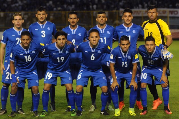 El Salvador's players pose for pictures before the start of their FIFA World Cup 2018 qualifiers football match against Mexico in the Cuscatlan Stadium in San Salvador on September 2, 2016. / AFP / Marvin RECINOS        (Photo credit should read MARVIN RECINOS/AFP/Getty Images)