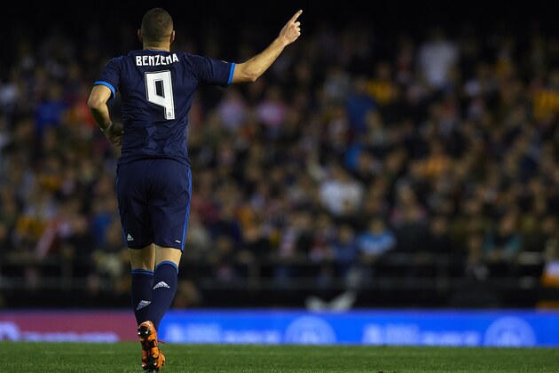 VALENCIA, SPAIN - JANUARY 03:  Karim Benzema of Real Madrid celebrates scoring his team's first goal during the La Liga match between Valencia CF and Real Madrid CF at Estadi de Mestalla on January 03, 2016 in Valencia, Spain.  (Photo by Manuel Queimadelos Alonso/Getty Images)
