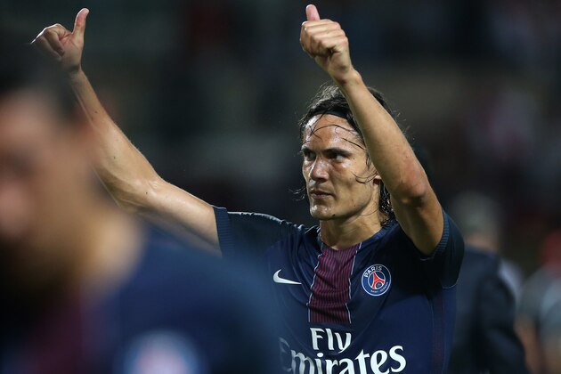 MONACO, MONACO - AUGUST 28: Edinson Cavani of PSG thanks the supporters following the French Ligue 1 match between AS Monaco (ASM) and Paris Saint-Germain (PSG) at Stade Louis II on August 28, 2016 in Monaco, Monaco. (Photo by Jean Catuffe/Getty Images)