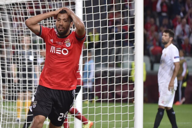 Benfica's Argentinian defender Ezequiel Garay reacts after missing a shot on goal during the UEFA Europa league final football match between Benfica and Sevilla on May 14, 2014 at the Juventus stadium in Turin.   AFP PHOTO / MARCO BERTORELLO        (Photo credit should read MARCO BERTORELLO/AFP/Getty Images)