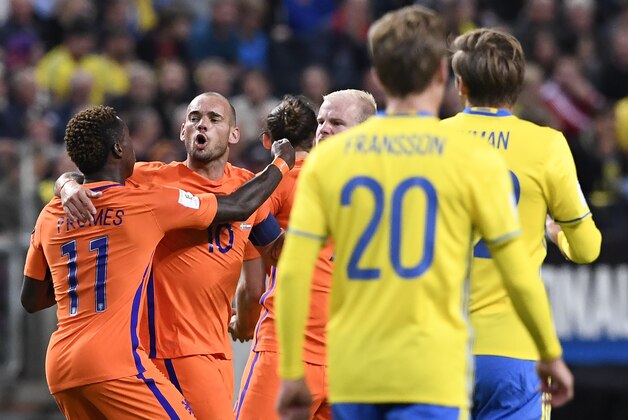 Netherlands' midfielder Wesley Sneijder (2ndL) celebrates with his teammates after scoring during the WC 2018 football qualification match between Sweden and Netherland in Solna, on September 6, 2016. / AFP / JONATHAN NACKSTRAND        (Photo credit should read JONATHAN NACKSTRAND/AFP/Getty Images)