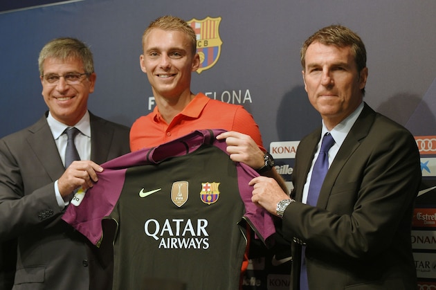 FC Barcelona's Dutch goalkeeper Jasper Cillessen (C) poses with his new jersey flanked by Barcelona's third Vice-President Jordi Mestre (L) and Barcelon's general manager Robert Fernandez after his official presentation at the Camp Nou stadium in Barcelona on August 26, 2016, after signing his new contract with the Catalan club. 
In a statement on their official website the Catalans confirmed they had signed the 27-year-old on a five-year contract for a fee of 13 million euros (£11.1 million, $14.7 million), rising to a potential 15 million euros. / AFP / LLUIS GENE        (Photo credit should read LLUIS GENE/AFP/Getty Images)