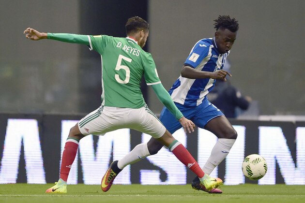 Mexico's Diego Reyes (L) vies for the ball with Honduras' Alberth Elis during their Russia 2018 World Cup football qualifier match in Mexico City, on September 6, 2016. / AFP / Alfredo ESTRELLA        (Photo credit should read ALFREDO ESTRELLA/AFP/Getty Images)
