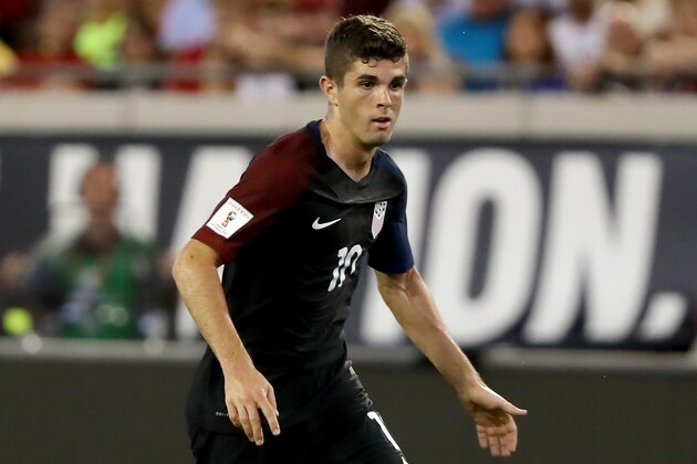 JACKSONVILLE, FL - SEPTEMBER 06:  Christian Pulisic #10 of the United States looks to pass during the FIFA 2018 World Cup Qualifier against Trinidad & Tabago at EverBank Field on September 6, 2016 in Jacksonville, Florida.  (Photo by Sam Greenwood/Getty Images)