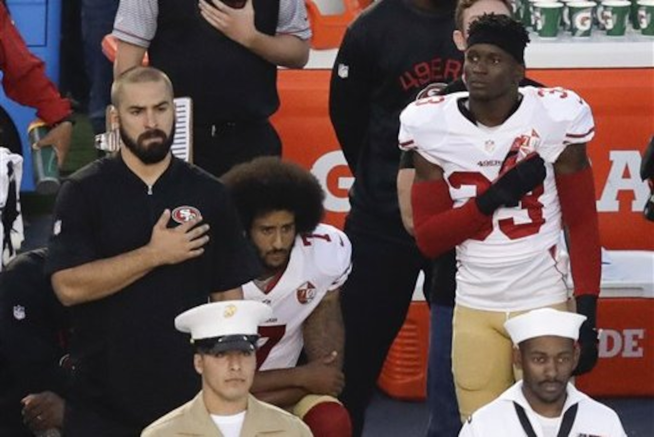 Colin Kaepernick, quarterback de los 49ers de San Francisco, se arrodilla durante la interpretación del Himno Nacional, antes de un partido de pretemporada ante los Chargers de San Diego, el jueves 1 de septiembre de 2016 (AP Foto/Chris Carlson)