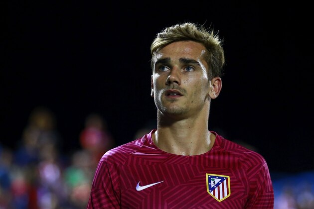 LEGANES, SPAIN - AUGUST 27: Antoine Griezmann of Atletico de Madrid looks on prior to start  the La Liga match between Club Deportivo Leganes and Club Atletico de Madrid at Estadio Municipal de Butarque on August 27, 2016 in Leganes, Spain. (Photo by Gonzalo Arroyo Moreno/Getty Images)