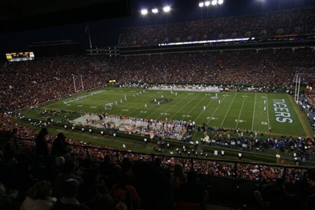 Auburn plays Alabama during the second half of an NCAA college football game in Auburn, Ala., Saturday, Nov. 30, 2013. (AP Photo/Skip Martin)