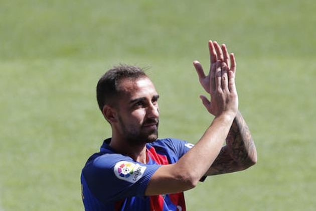 FC Barcelona's new signing Paco Alcacer applauds during his official presentation at the Camp Nou stadium in Barcelona, Spain, Thursday, Sept. 8, 2016. Barcelona has signed striker Paco Alcacer for five seasons after securing his transfer from rival Spanish club Valencia. (AP Photo/Manu Fernandez)