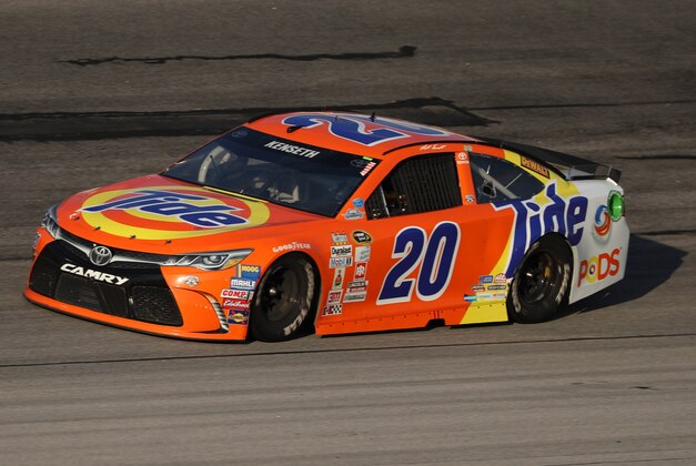 Sep 4, 2016; Darlington, SC, USA; Sprint Cup Series driver Matt Kenseth (20) during the Southern 500 at Darlington Raceway. Mandatory Credit: Peter Casey-USA TODAY Sports