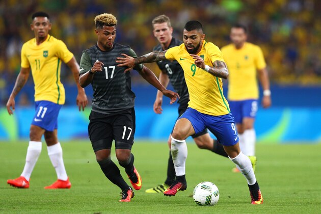 RIO DE JANEIRO, BRAZIL - AUGUST 20:  Gabriel Barbosa of Brazil and Serge Gnabry of Germany in action during the Men's Football Final between Brazil and Germany at the Maracana Stadium on Day 15 of the Rio 2016 Olympic Games on August 20, 2016 in Rio de Janeiro, Brazil.  (Photo by Paul Gilham/Getty Images)