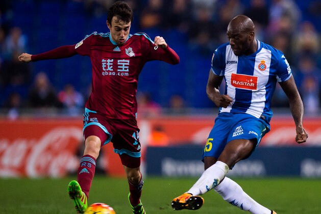 BARCELONA, SPAIN - FEBRUARY 08: Michael Ciani (R) of RCD Espanyol makes a pass next to Ruben Pardo of Real Sociedad de Futbol during the La Liga match between RCD Espanyol and Real Sociedad de Futbol at Cornella-El Prat Stadium on February 8, 2016 in Barcelona, Spain. (Photo by Alex Caparros/Getty Images)