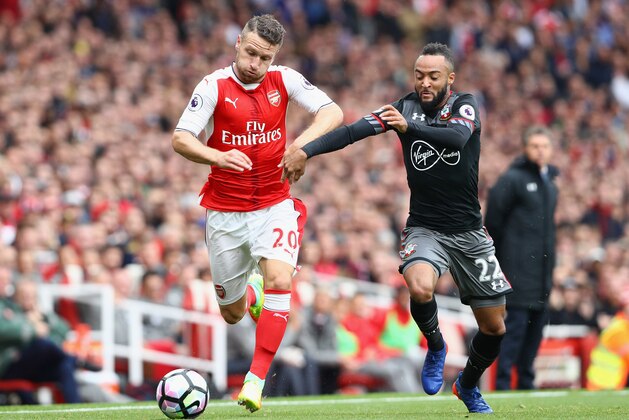 LONDON, ENGLAND - SEPTEMBER 10: Shkodran Mustafi of Arsenal (L) and Nathan Redmond of Southampton (R) battle for possession during the Premier League match between Arsenal and Southampton at Emirates Stadium on September 10, 2016 in London, England.  (Photo by Paul Gilham/Getty Images)