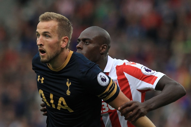 Tottenham Hotspur's English striker Harry Kane (L) vies with Stoke City's Portuguese-born Dutch defender Bruno Martins Indi during the English Premier League football match between Stoke City and Tottenham Hotspur at the Bet365 Stadium in Stoke-on-Trent, central England on September 10, 2016. / AFP / Lindsey PARNABY / RESTRICTED TO EDITORIAL USE. No use with unauthorized audio, video, data, fixture lists, club/league logos or 'live' services. Online in-match use limited to 75 images, no video emulation. No use in betting, games or single club/league/player publications.  /         (Photo credit should read LINDSEY PARNABY/AFP/Getty Images)