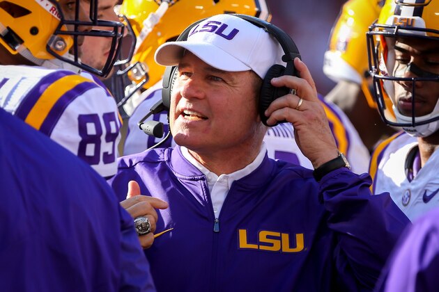 GREEN BAY, WI - SEPTEMBER 3:  Head coach Les Miles of the LSU Tigers talks to his team during a timeout in the third quarter against the Wisconsin Badgers at Lambeau Field on September 3, 2016 in Green Bay, Wisconsin. (Photo by Dylan Buell/Getty Images)