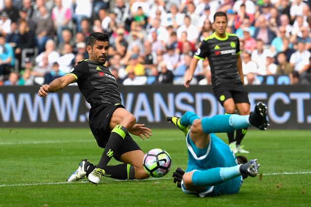 SWANSEA, WALES - SEPTEMBER 11:  Diego Costa of Chelsea slides to challenge goalkeeper Lukasz Fabianski of Swansea City during the Premier League match between Swansea City and Chelsea at Liberty Stadium on September 11, 2016 in Swansea, Wales.  (Photo by Stu Forster/Getty Images)